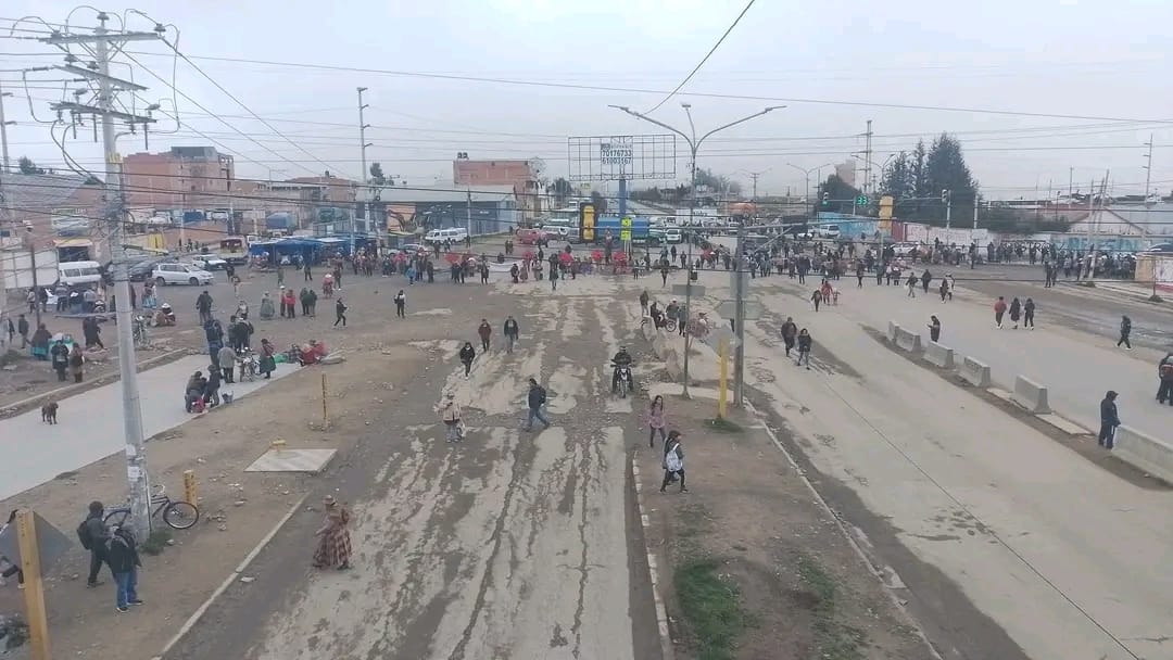 Vecinos acatan paro de 24 horas en El AlTO