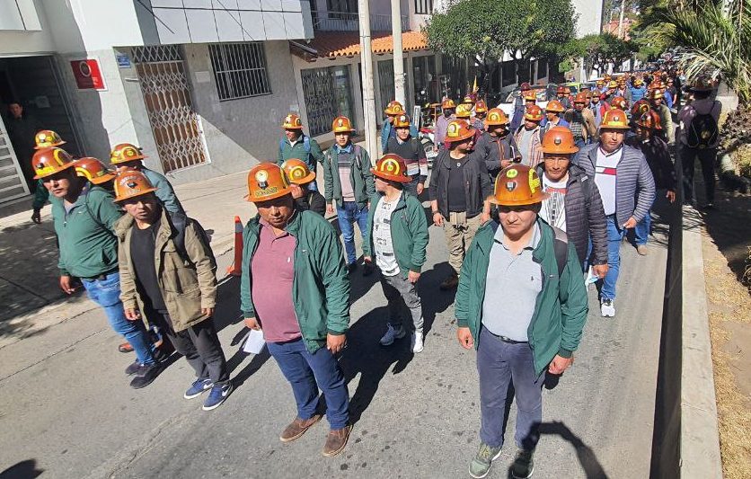 FEDECOMIN LA PAZ R.L. participó de marcha en Sucre