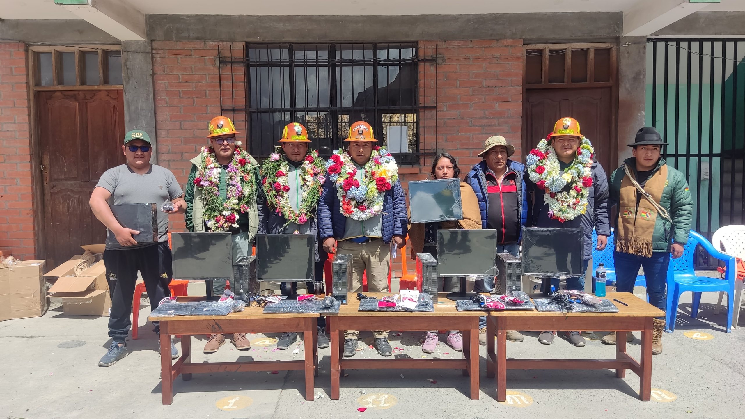 FEDECOMIN LA PAZ R.L. promueve la educación con la entrega de 5 computadoras a la U.E. Ingenio