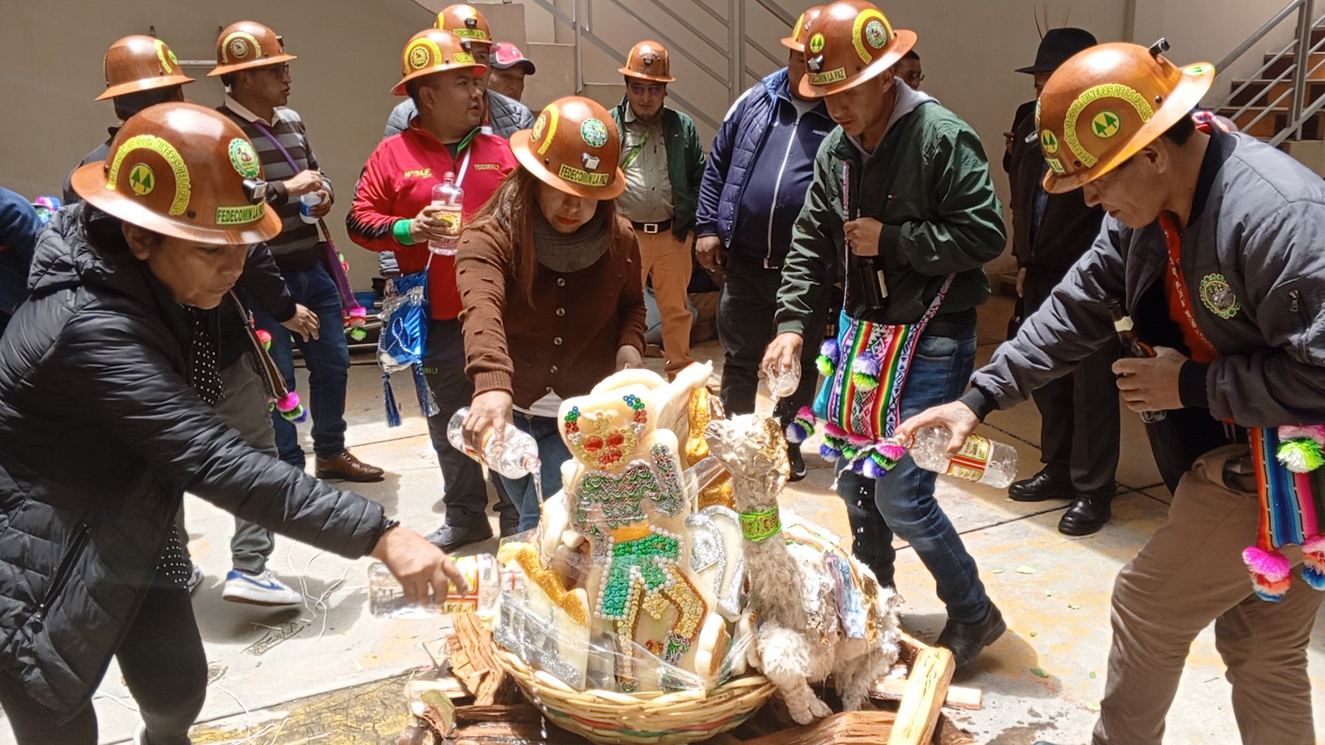 FEDECOMIN LA PAZ R.L. realizó la tradicional ch’alla de carnavales